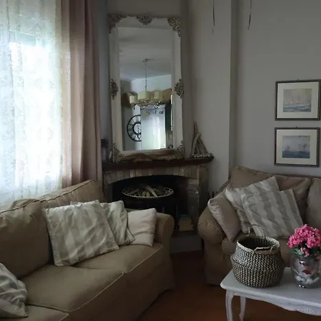 Maisonette On The With Small Garden Hébergement de vacances *
